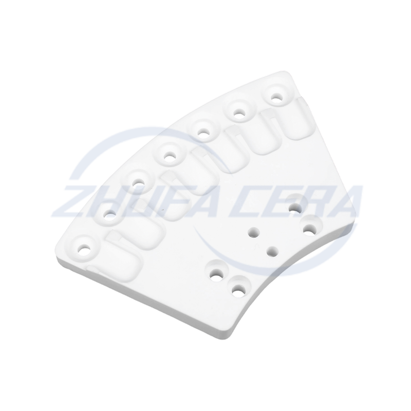 Keramické díly ve tvaru vějíře z oxidu hlinitého